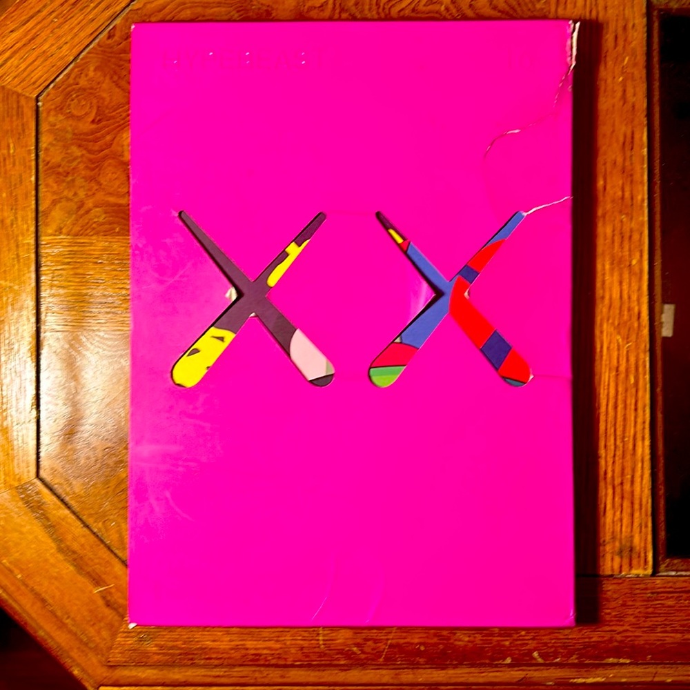 Hypebeast 16 - Kaws The Projection issue (slip cover damage.)